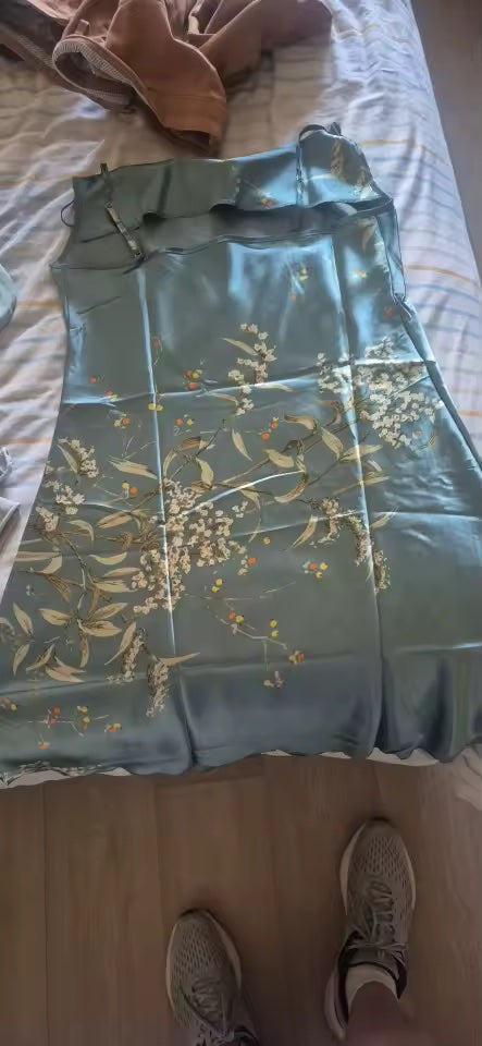 Photo d'une cliente montrant la nuisette en satin bleu imprime fleurs de cerisier