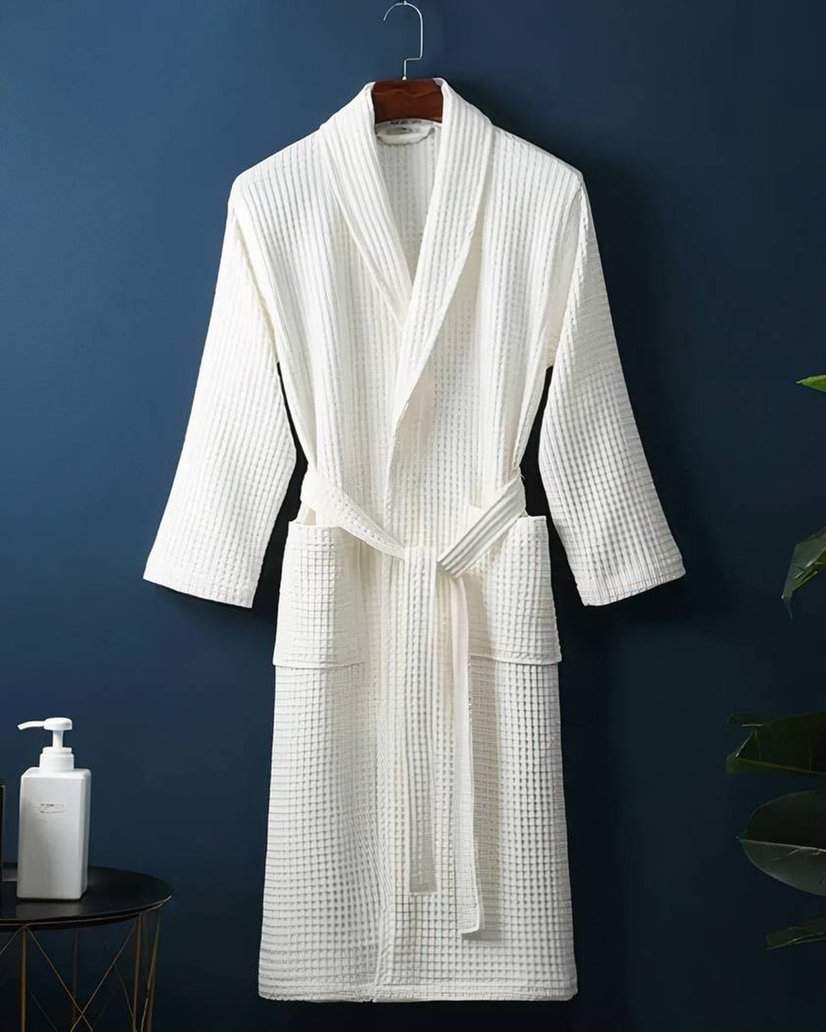 Peignoir de bain long en coton gaufré blanc, col châle et deux poches plaquées