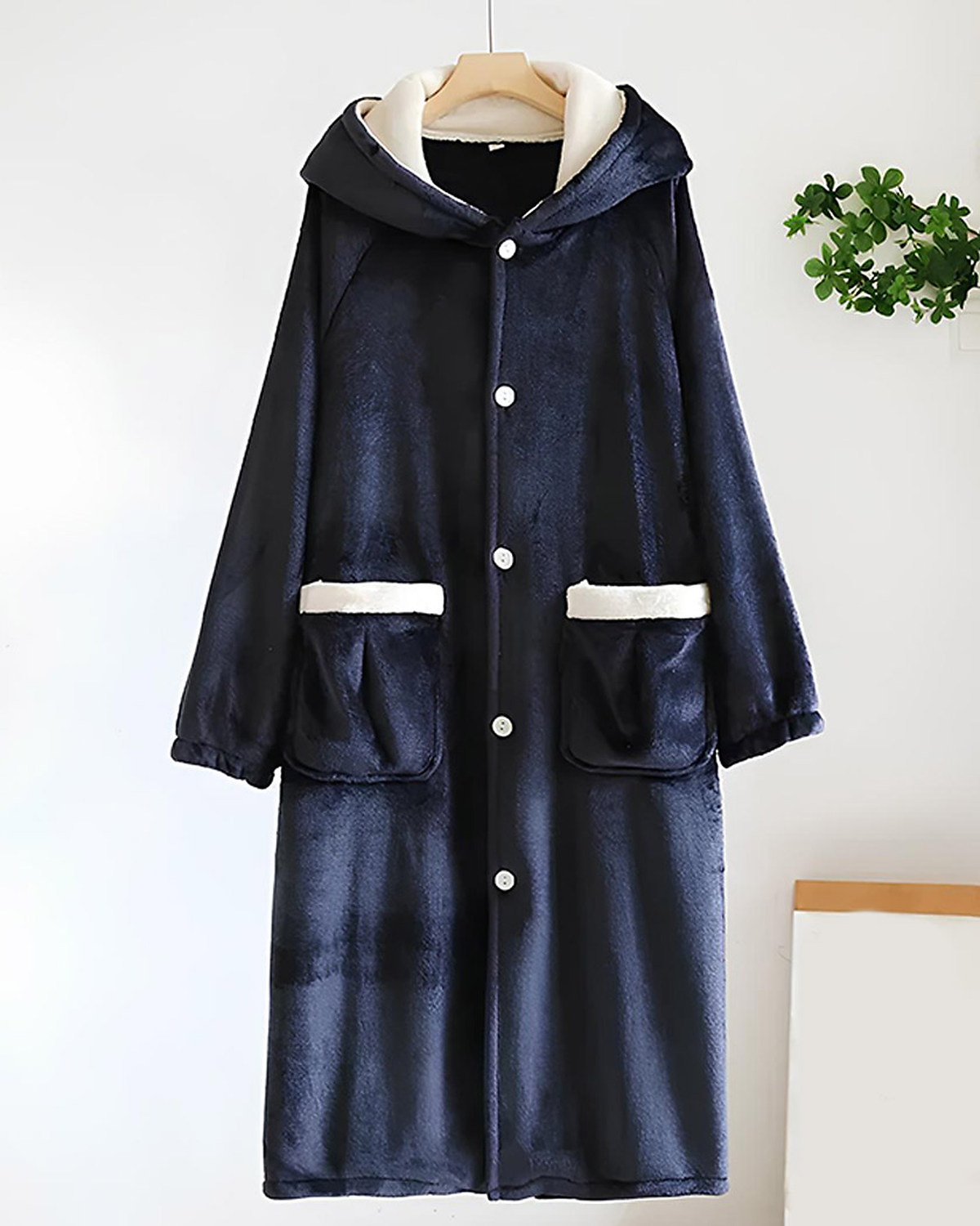 Peignoir femme polaire bleu à boutons présenté de face