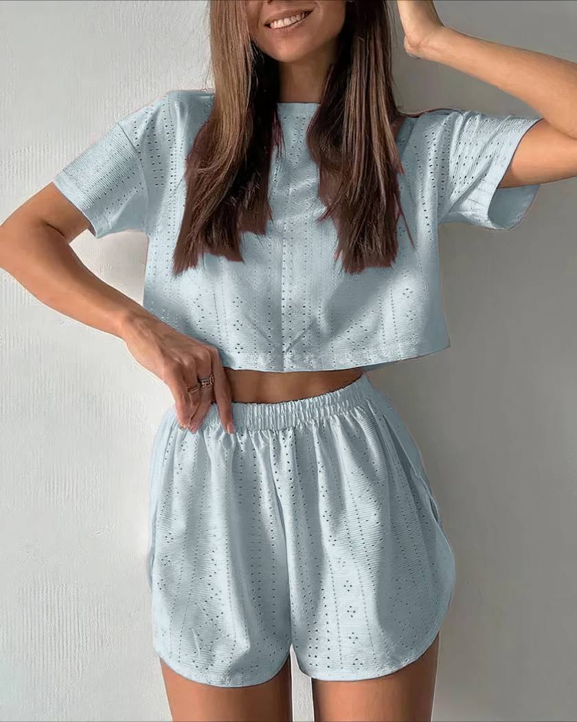 Pyjama d'été en broderie anglaise, coloris bleu ciel, haut court et short assorti