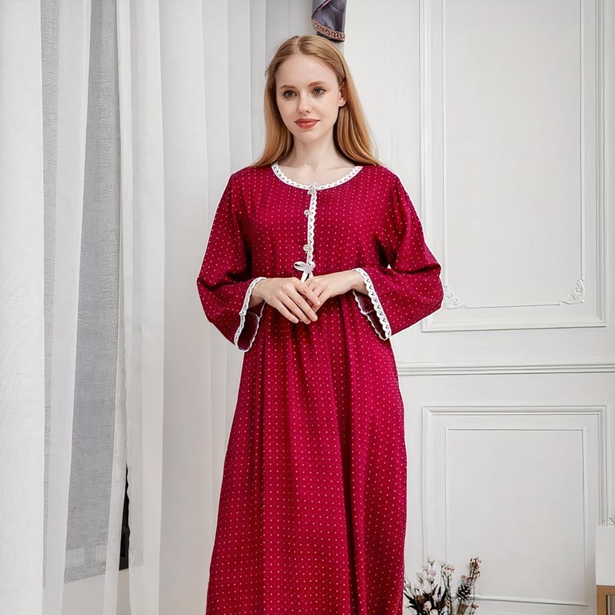 Gros plan sur la dentelle blanche et le noeud en satin de la nuisette longue rouge a pois Image