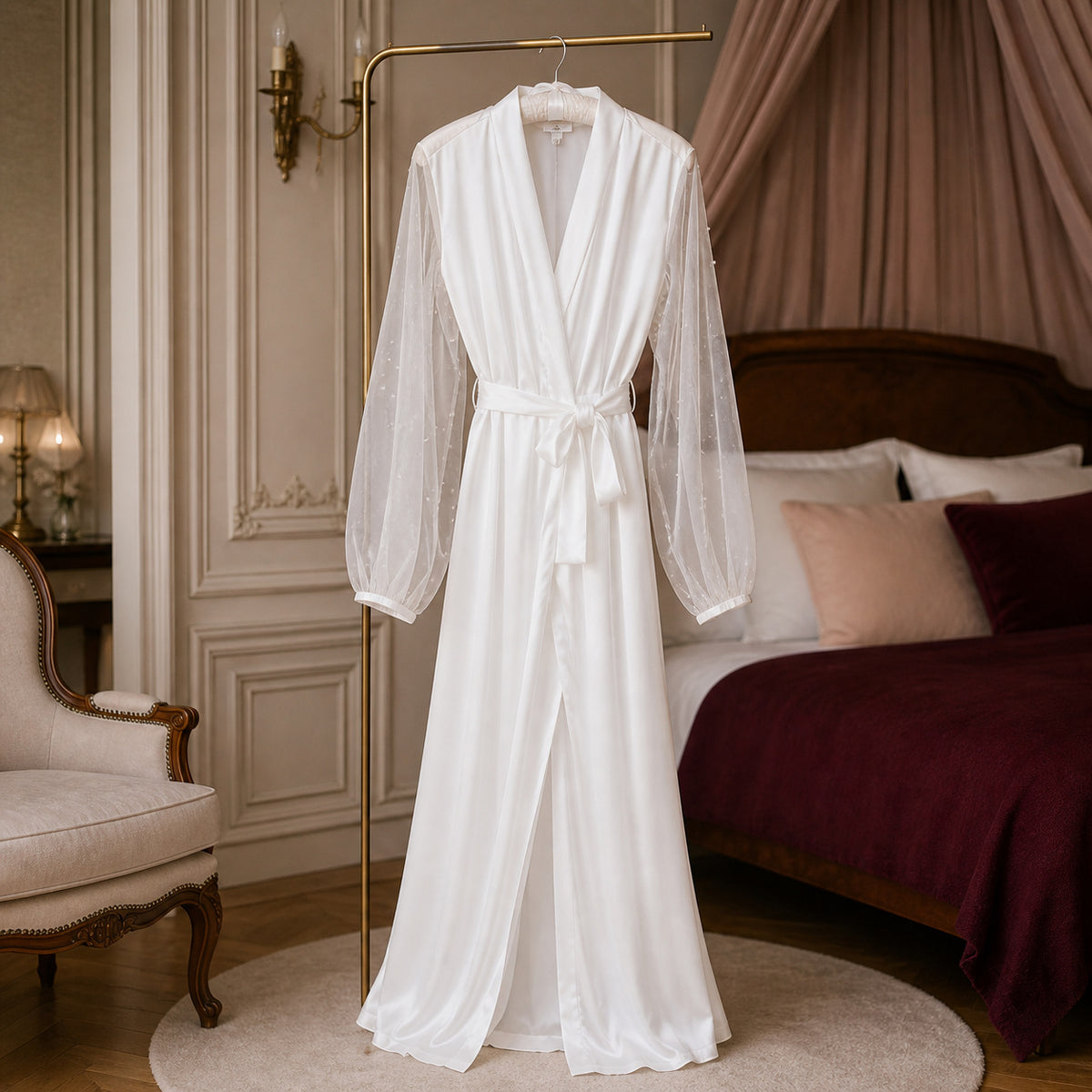 Peignoir de mariée blanc perlé suspendu à un portant doré dans une chambre de boudoir