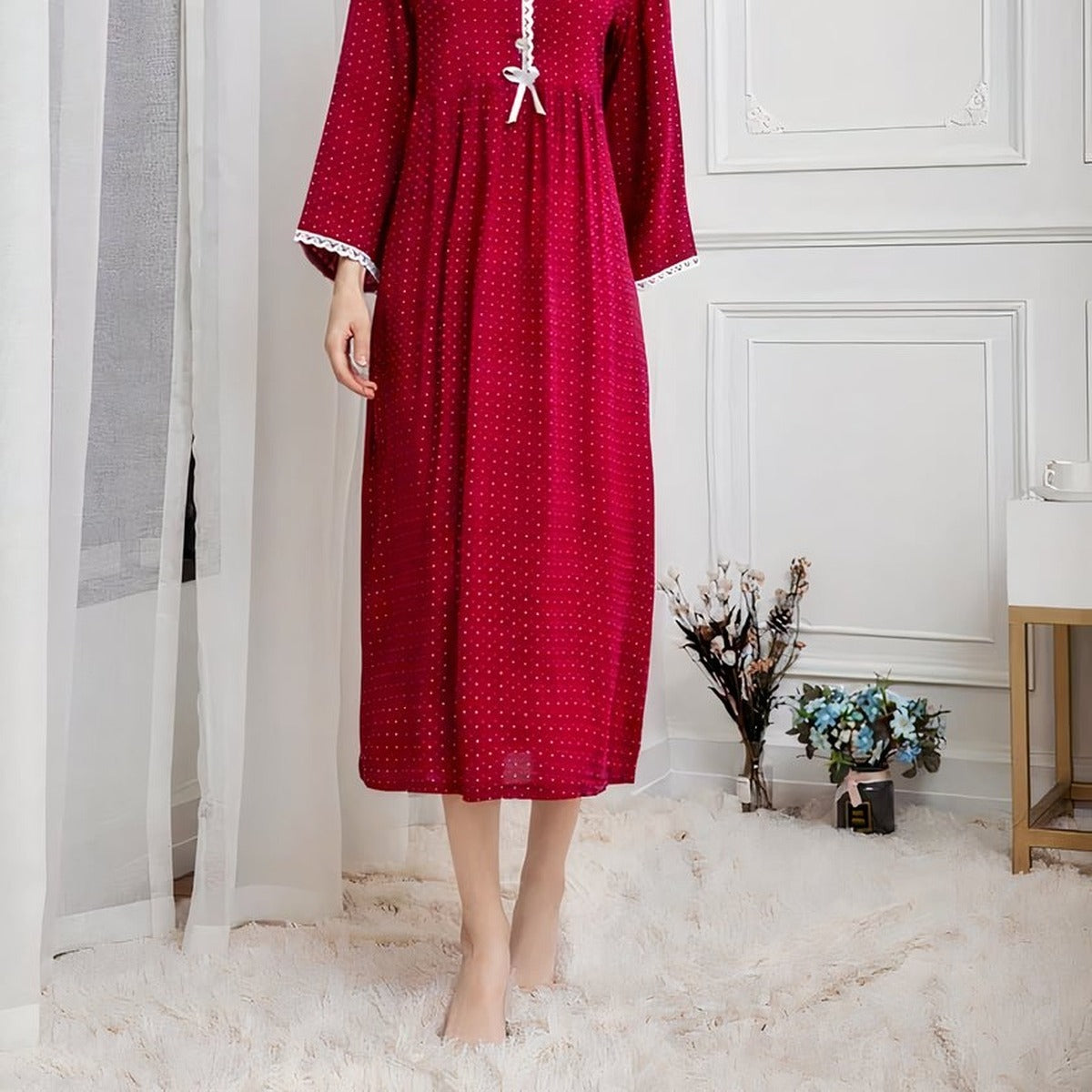 Nuisette longue rouge a pois blancs portee en pied, longueur chevilles et tombe fluide Image