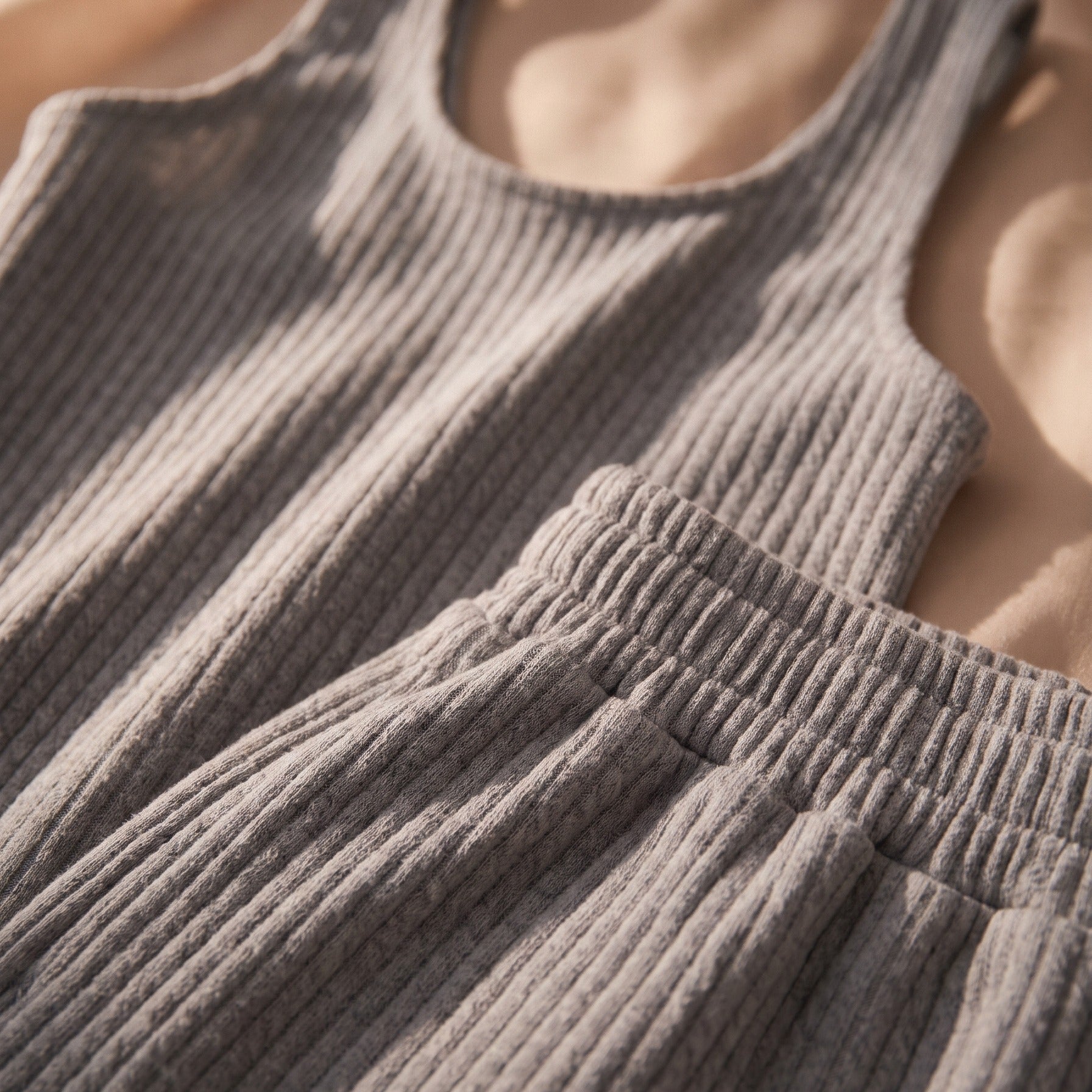 Gros plan sur la maille côtelée du pyjama deux-pièces, texture nervurée Image