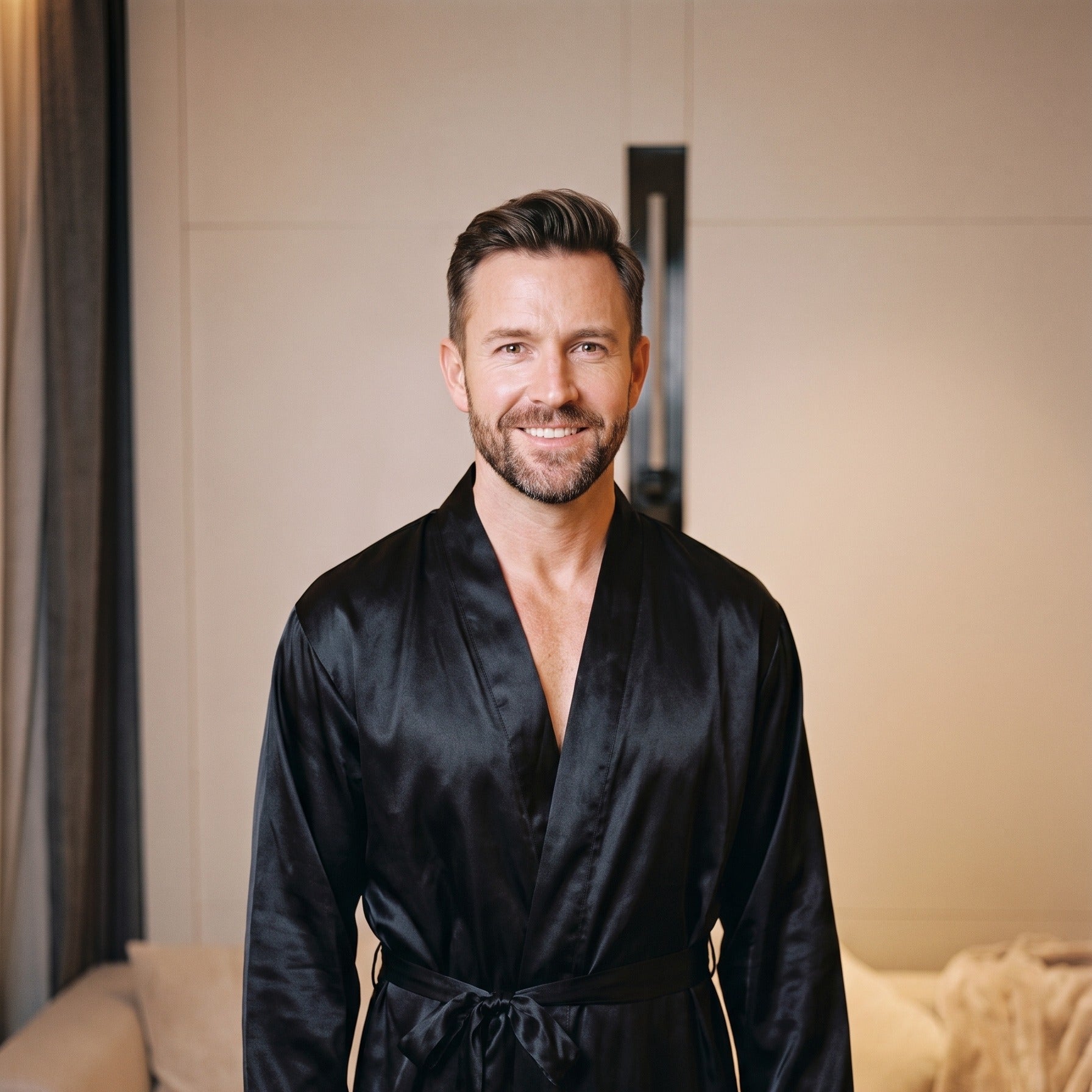 Robe de chambre homme satin noir portee, plan buste Image