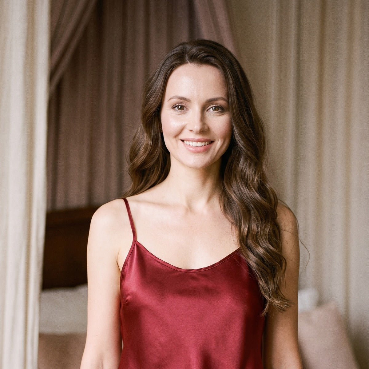 Portrait souriant, pyjama rouge satin, confiance et femininite Image
