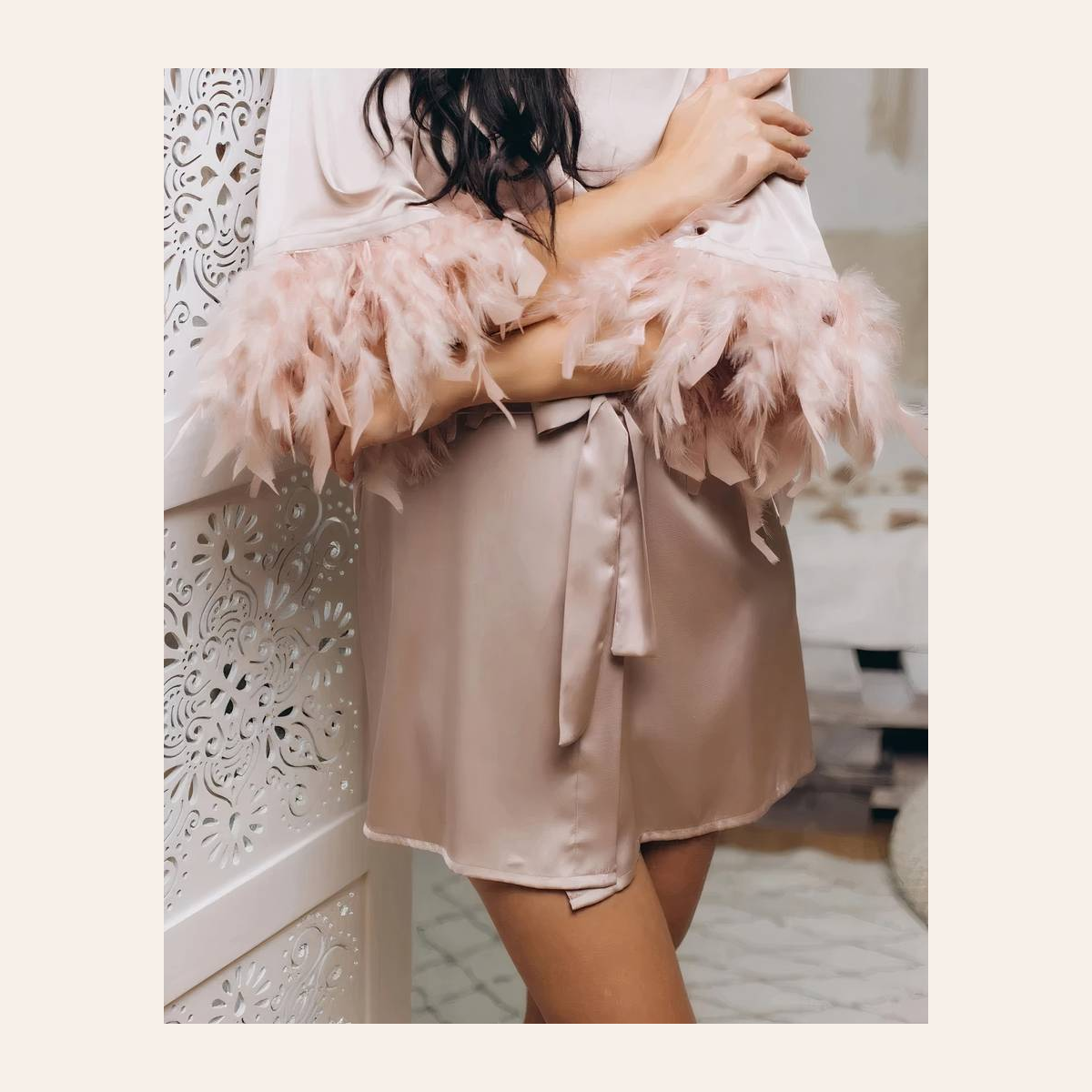 Coupe courte et ceinture nouée du peignoir rose satiné à poignets effet plume