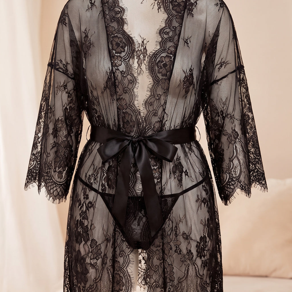 Nuisette noire en dentelle - coupe fluide et decollete plongeant