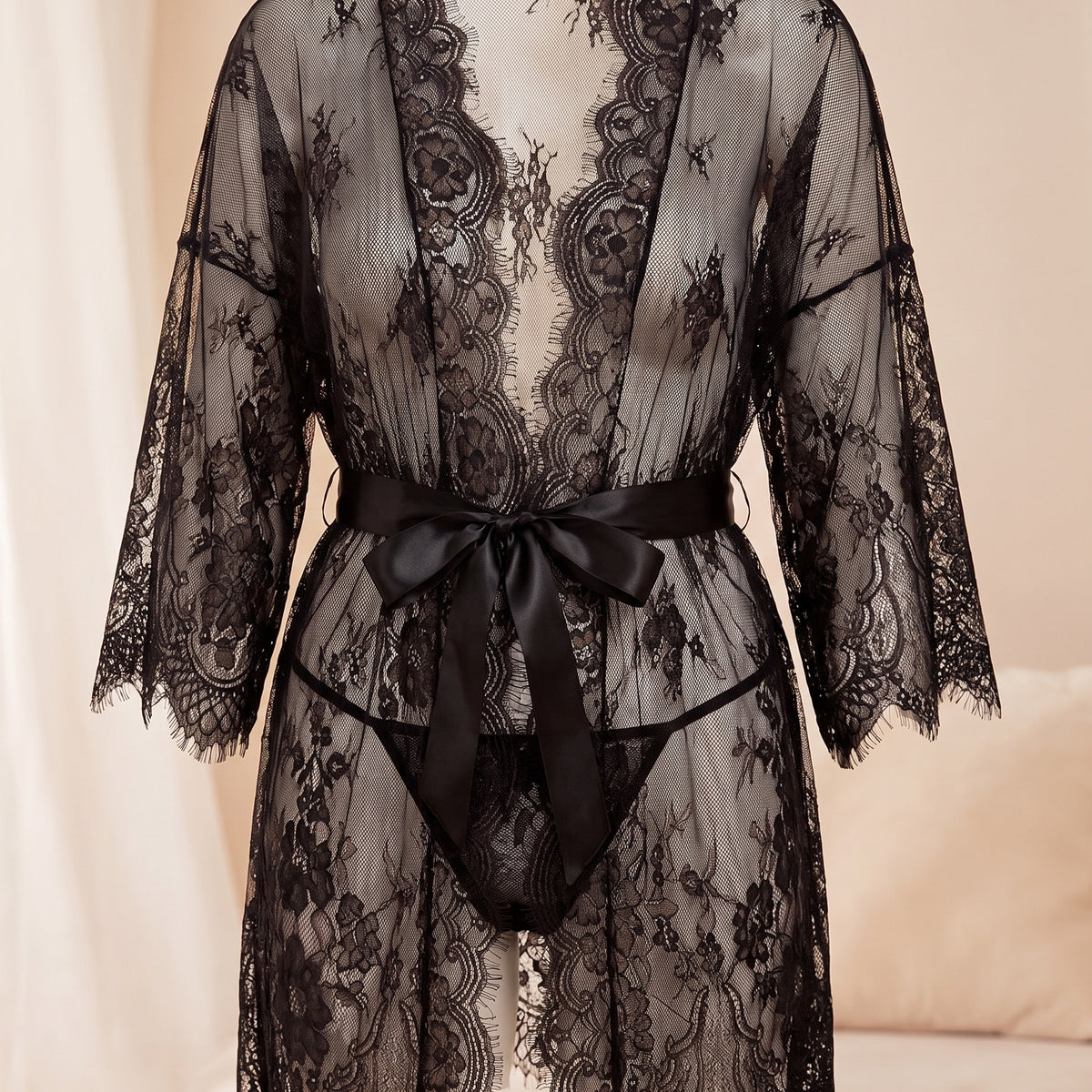 Nuisette noire en dentelle - coupe fluide et decollete plongeant