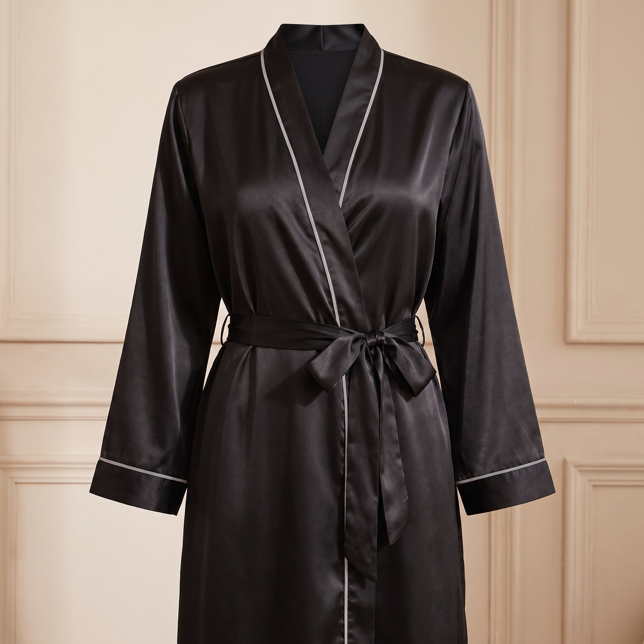 Col croisé, liserés clairs et ceinture du peignoir kimono noir Image