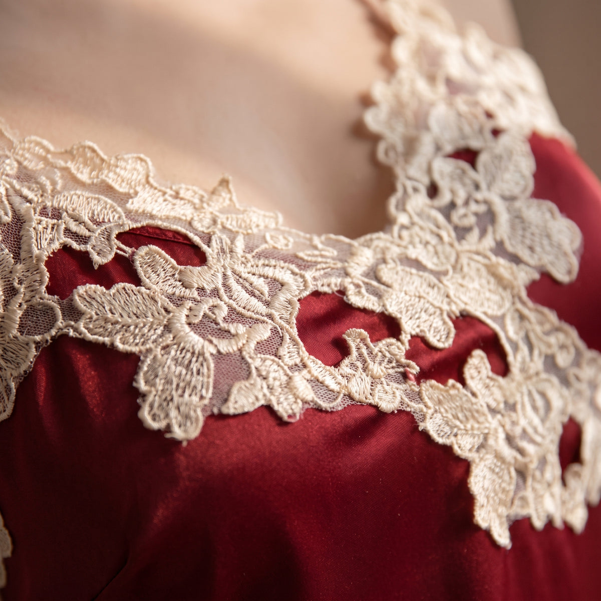 Décolleté en V bordé de dentelle de la nuisette en satin rouge bordeaux