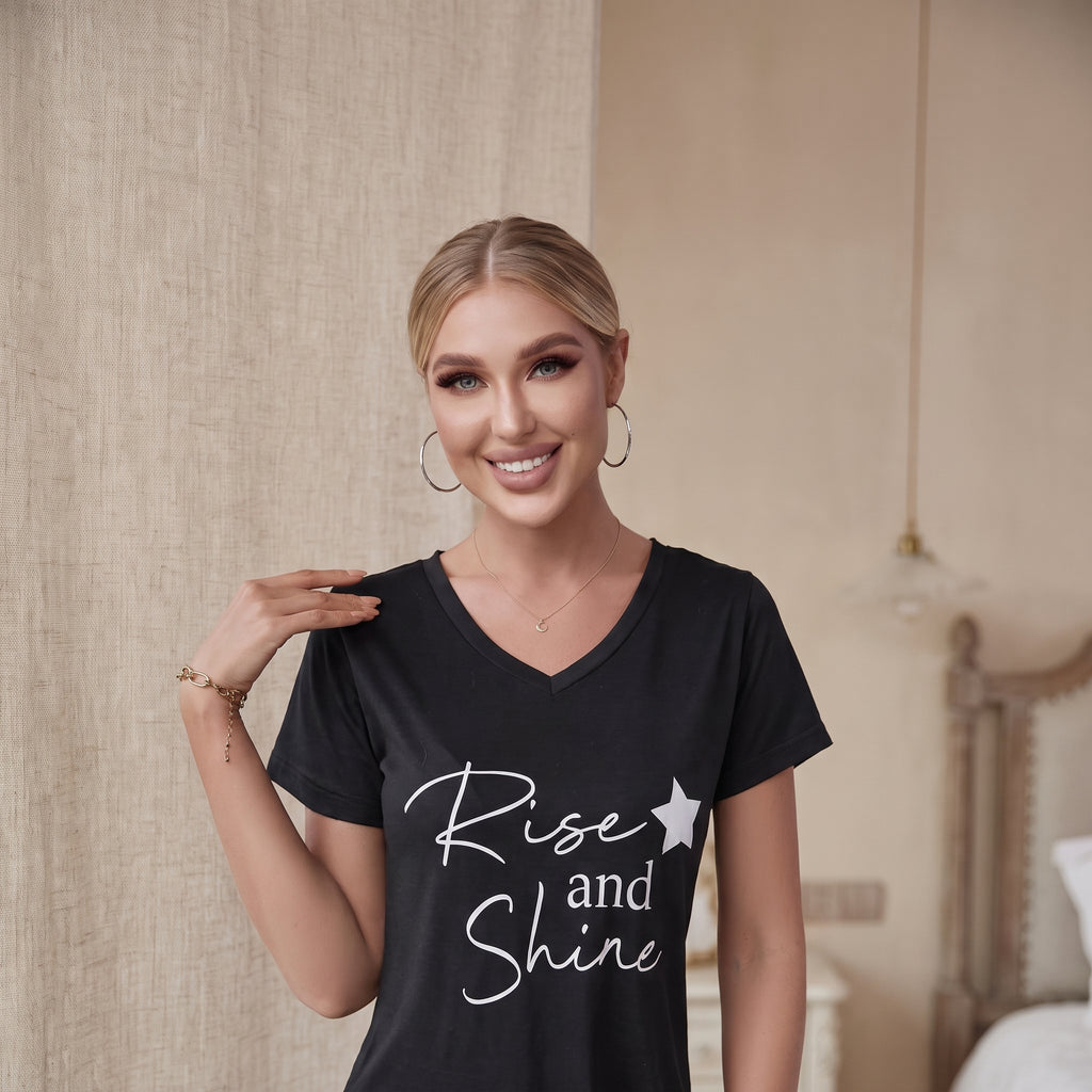 Portrait du modele portant la nuisette noire message Rise and Shine, chignon et bijoux dores