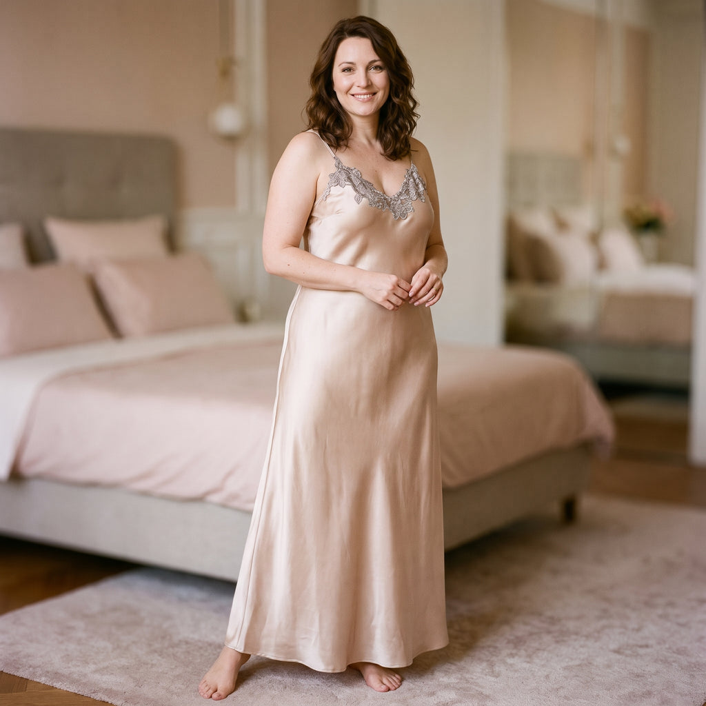 Nuisette longue en satin champagne portée en pied, décolleté V à guipure grise, longueur cheville
