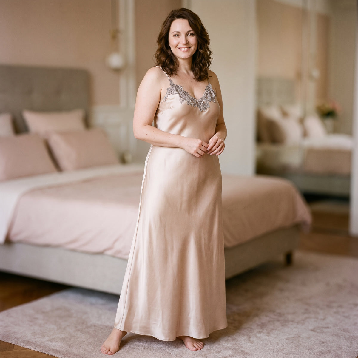 Nuisette longue en satin champagne portée en pied, décolleté V à guipure grise, longueur cheville