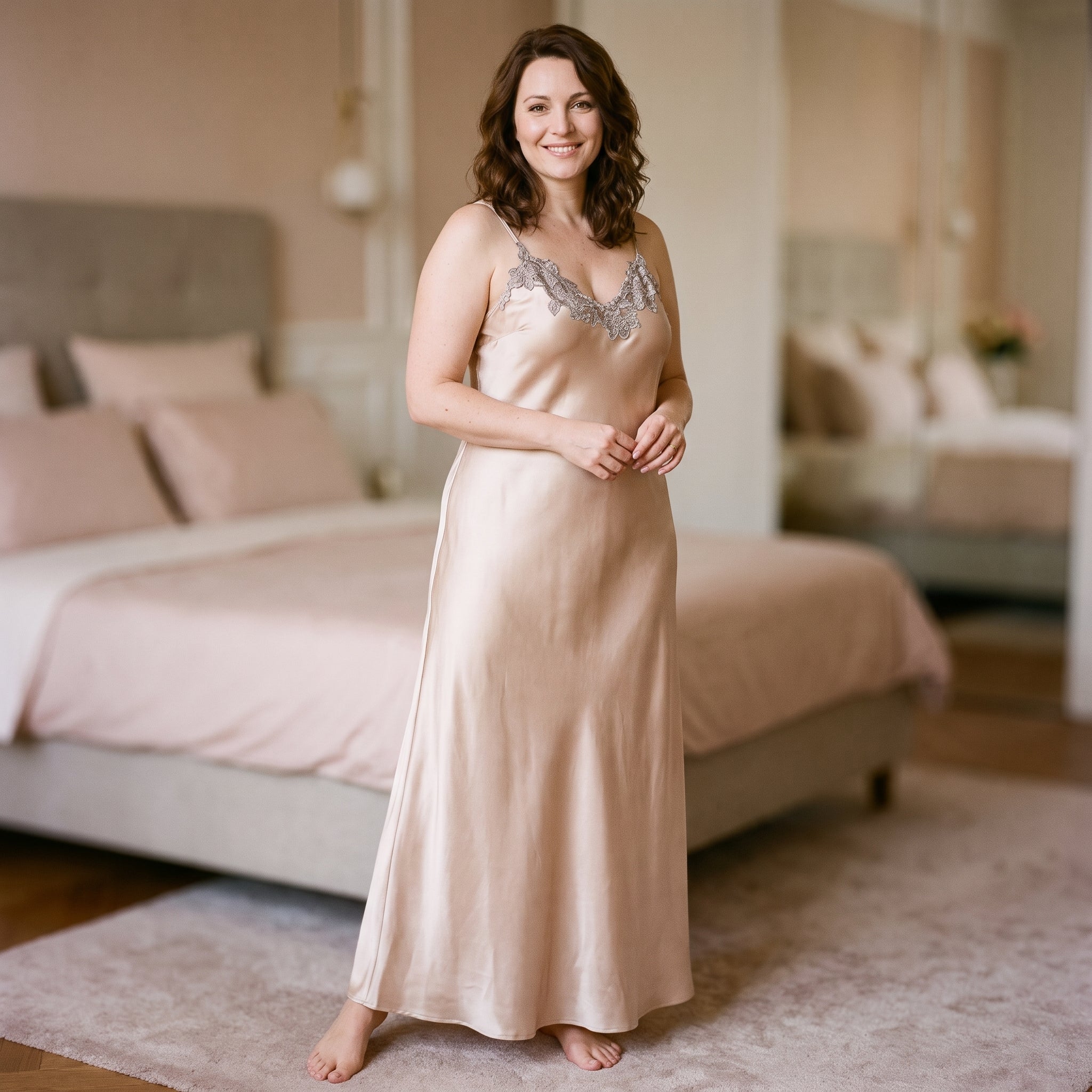 Nuisette longue en satin champagne portée en pied, décolleté V à guipure grise, longueur cheville Image