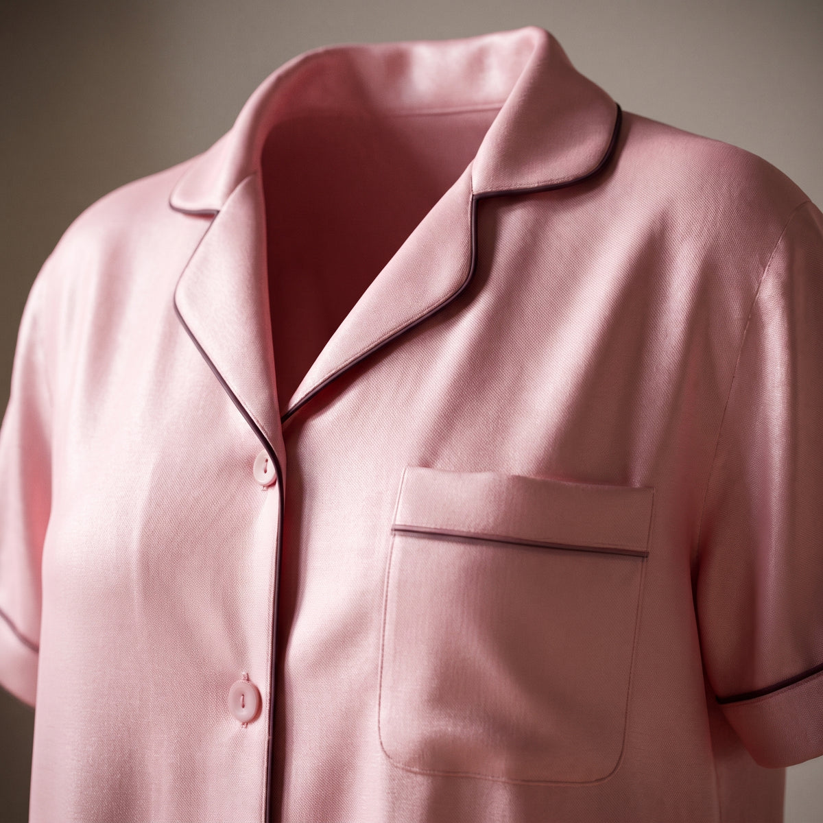 Col élégant de la chemise de nuit vintage rose poudrée