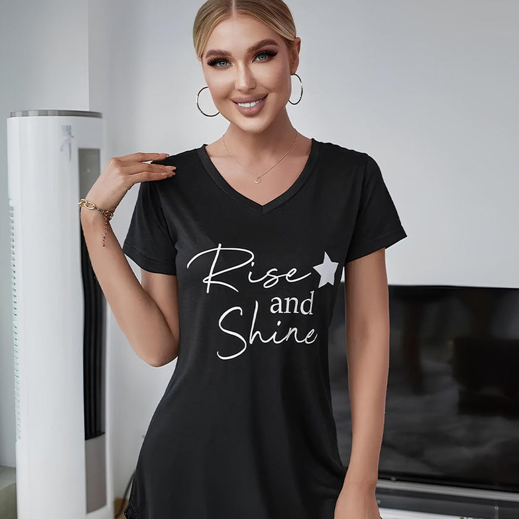 Portrait du modele portant la nuisette noire message Rise and Shine, chignon et bijoux dores