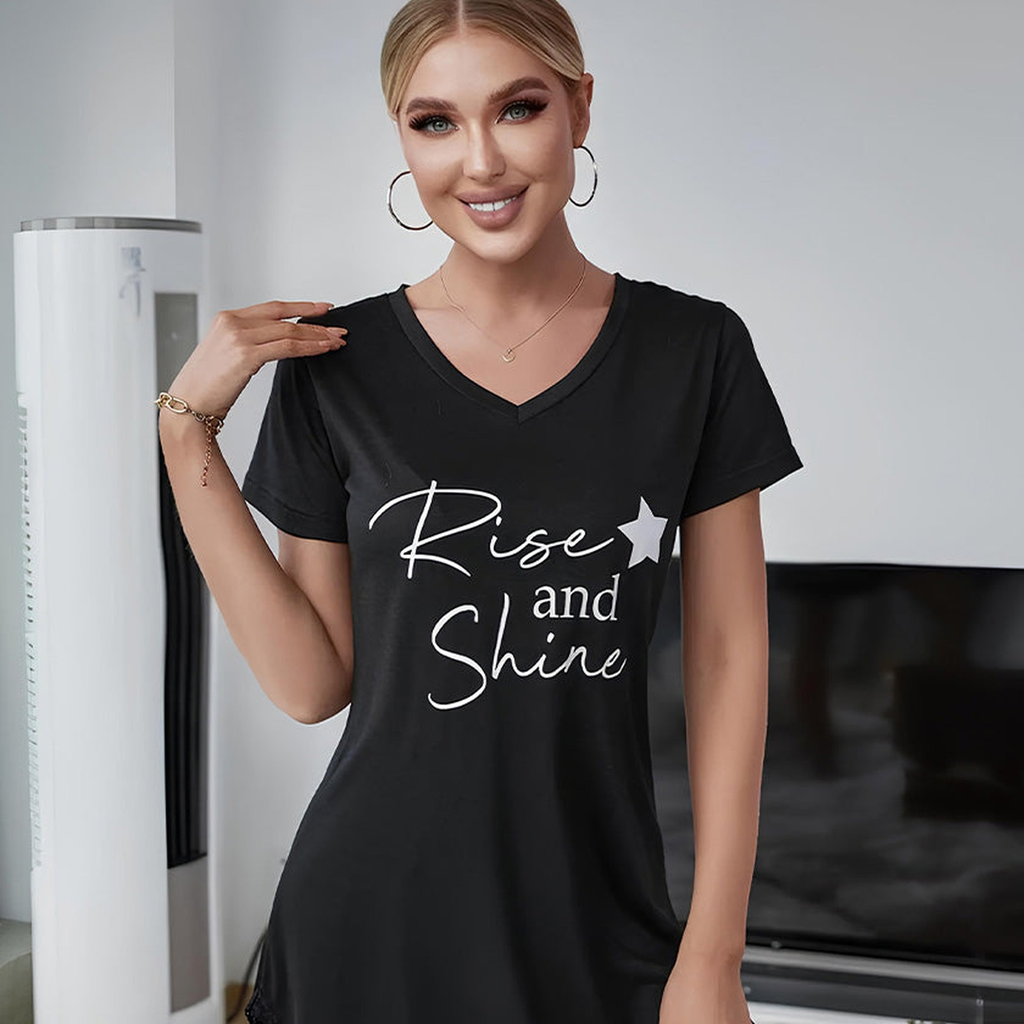 Portrait du modele portant la nuisette noire message Rise and Shine, chignon et bijoux dores