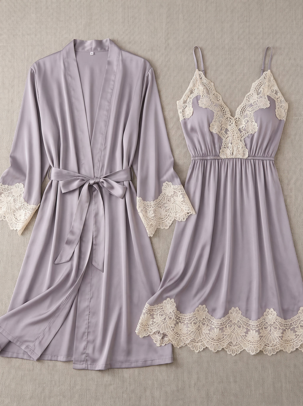 Ensemble nuisette et kimono satin gris, les deux pièces à plat