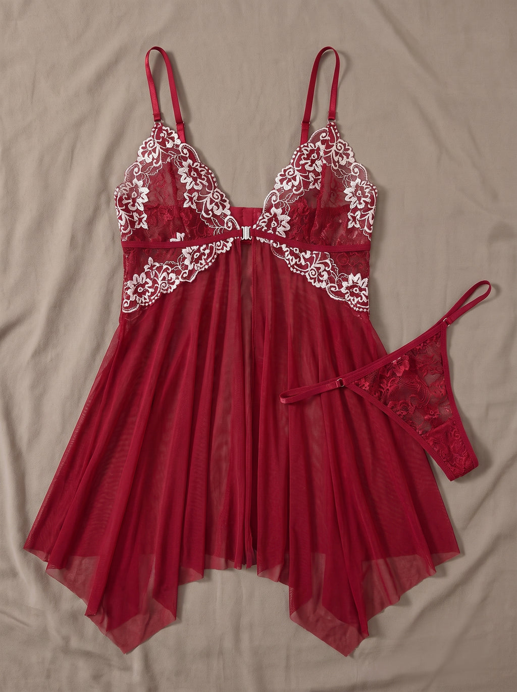 Ensemble nuisette rouge transparente et string assorti posés à plat