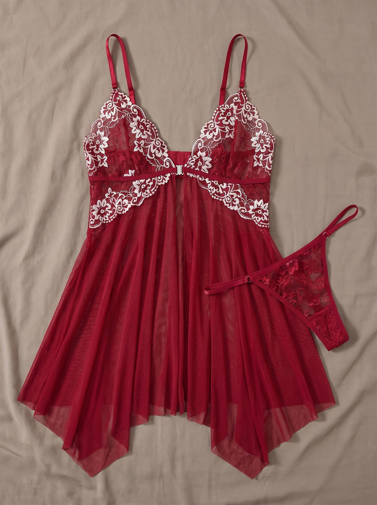 Ensemble nuisette rouge transparente et string assorti posés à plat