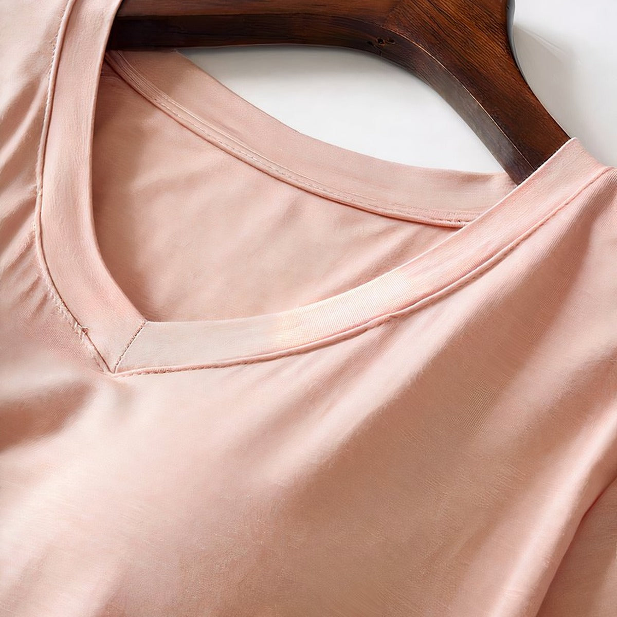 Nuisette courte rose en modal, encolure en V et coques integrees discretes