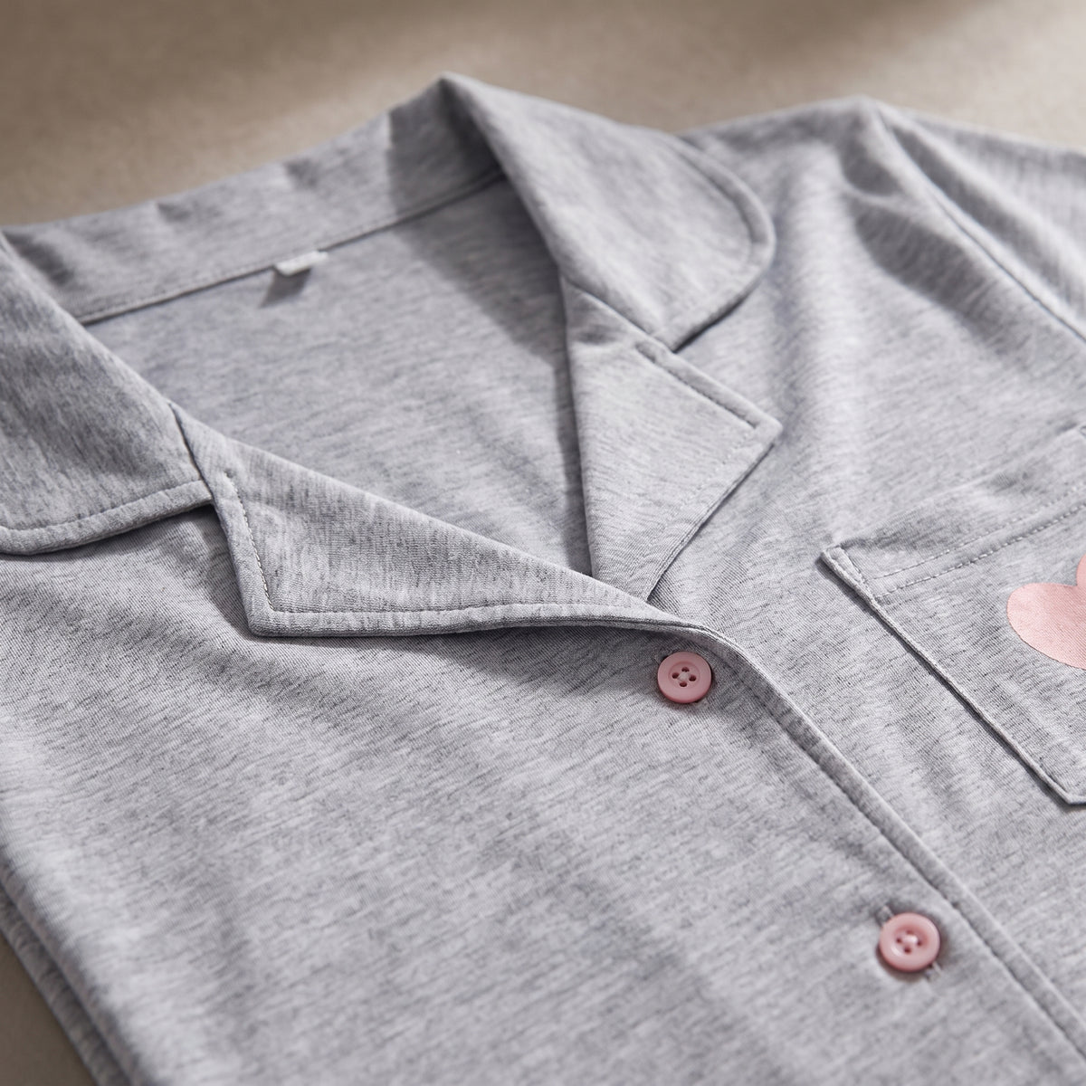Col à revers et boutons roses de la chemise de nuit femme grise