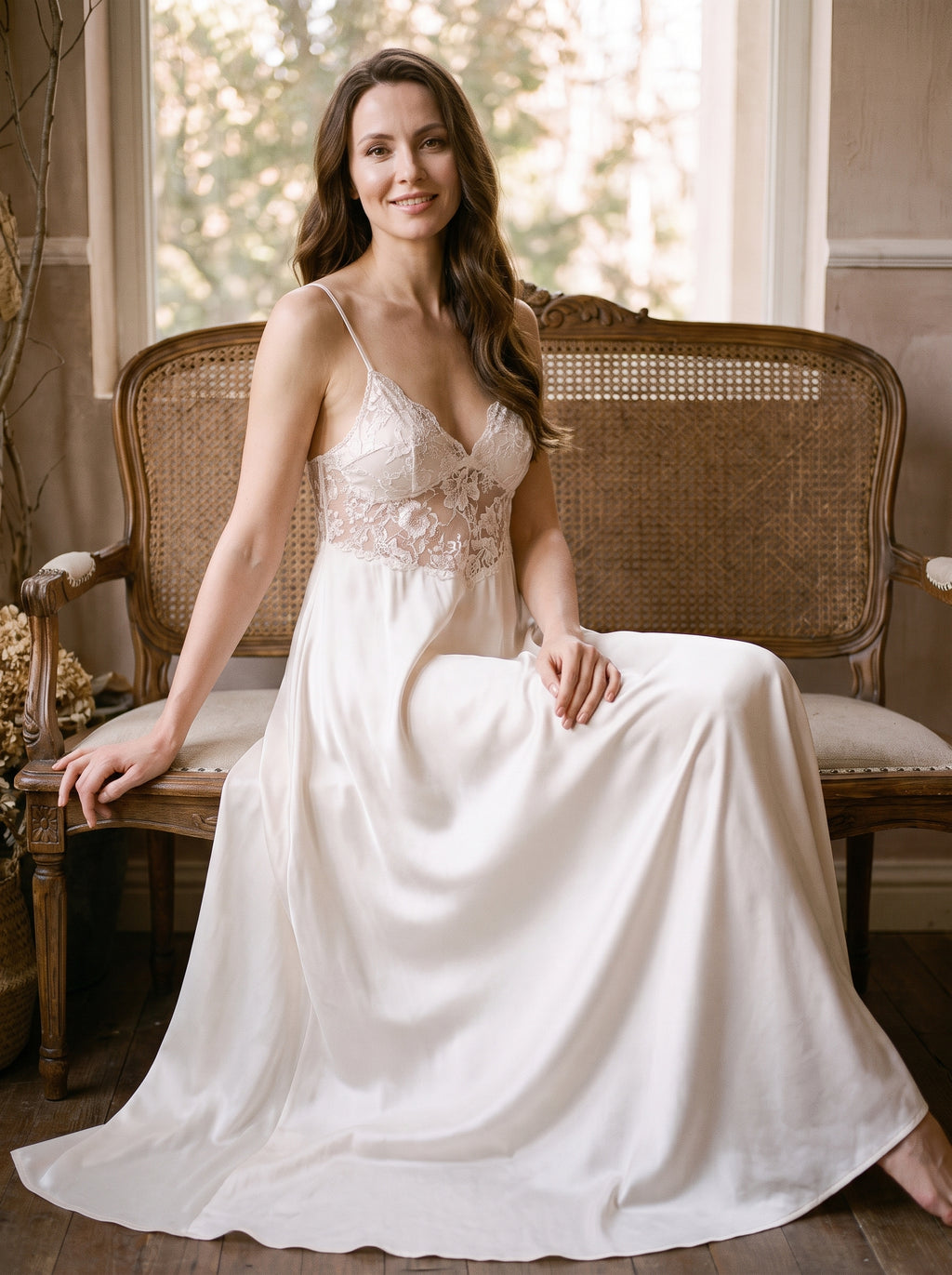 Nuisette longue en satin ivoire portée assise, bustier dentelle
