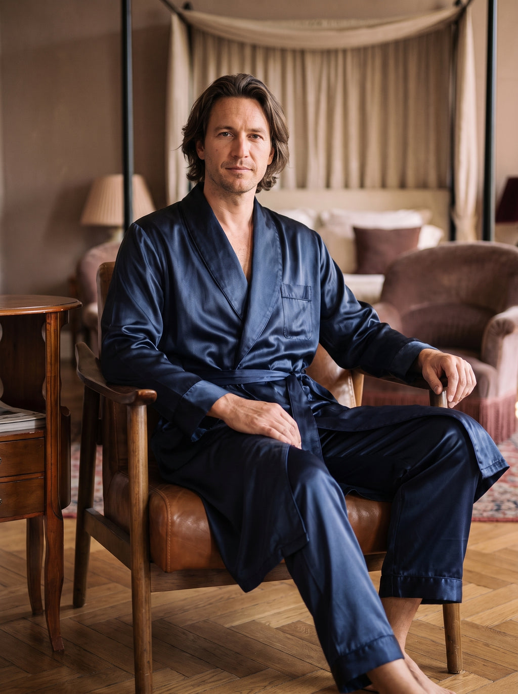 Ensemble pyjama homme bleu marine porté, haut peignoir et pantalon assortis