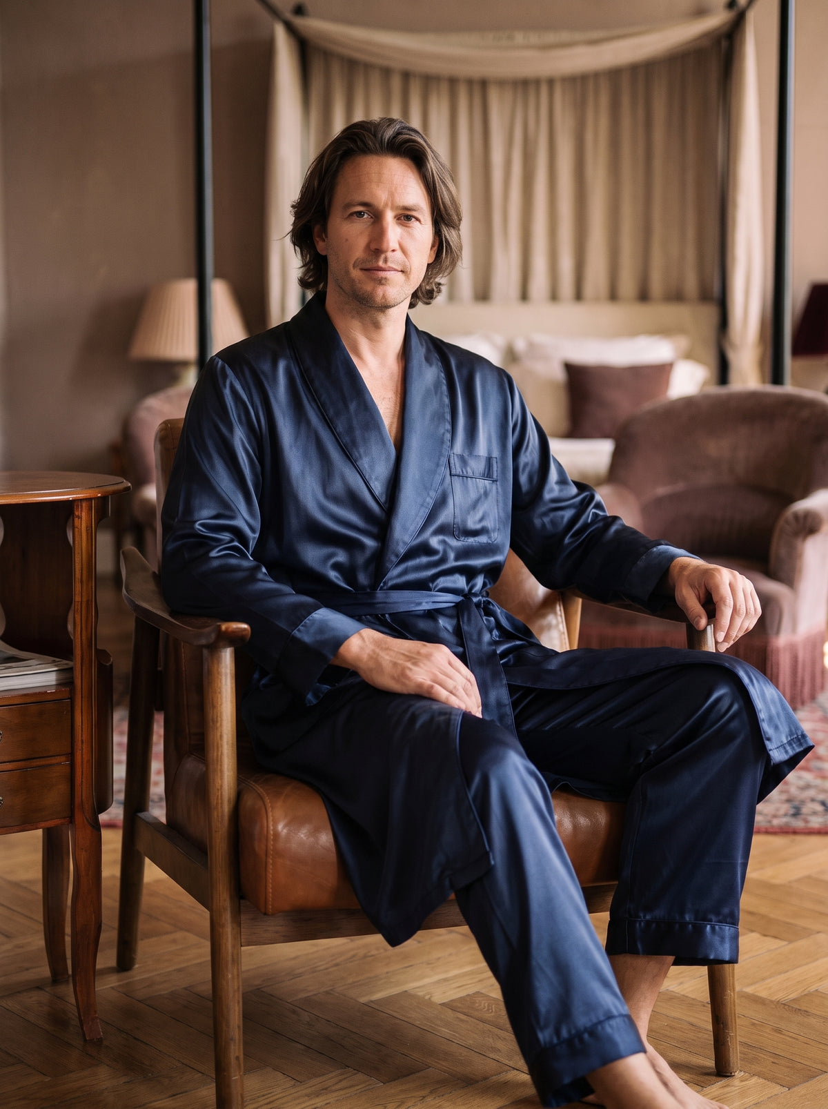 Ensemble pyjama homme bleu marine porté, haut peignoir et pantalon assortis