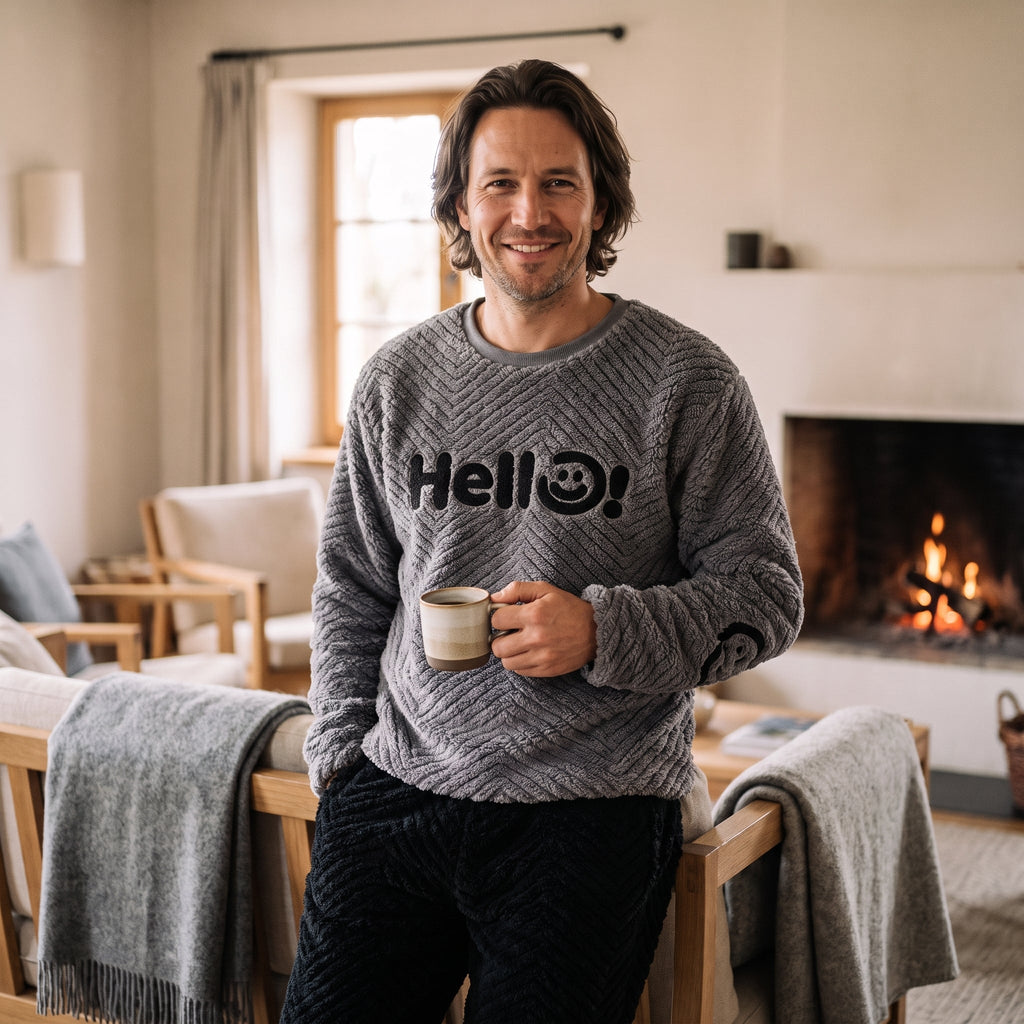 Sweat du pyjama homme en peluche grise, lettrage Hello brodé, la chaleur d'une soirée d'hiver devant la cheminée