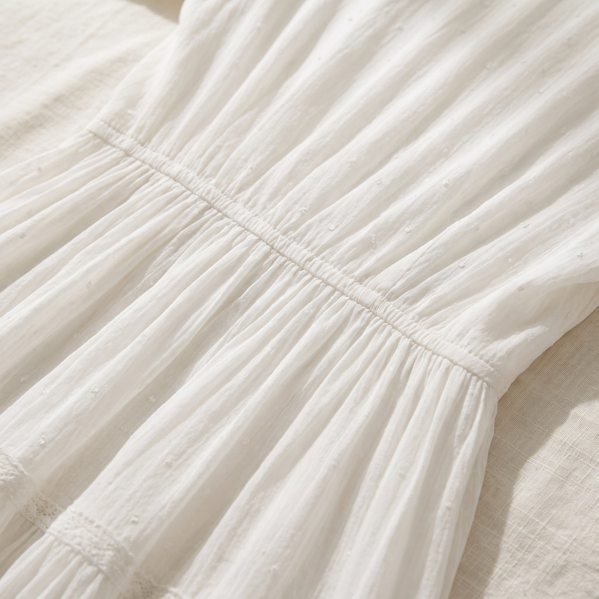 Macro de la couture de taille empire et des fronces d'où part toute l'ampleur