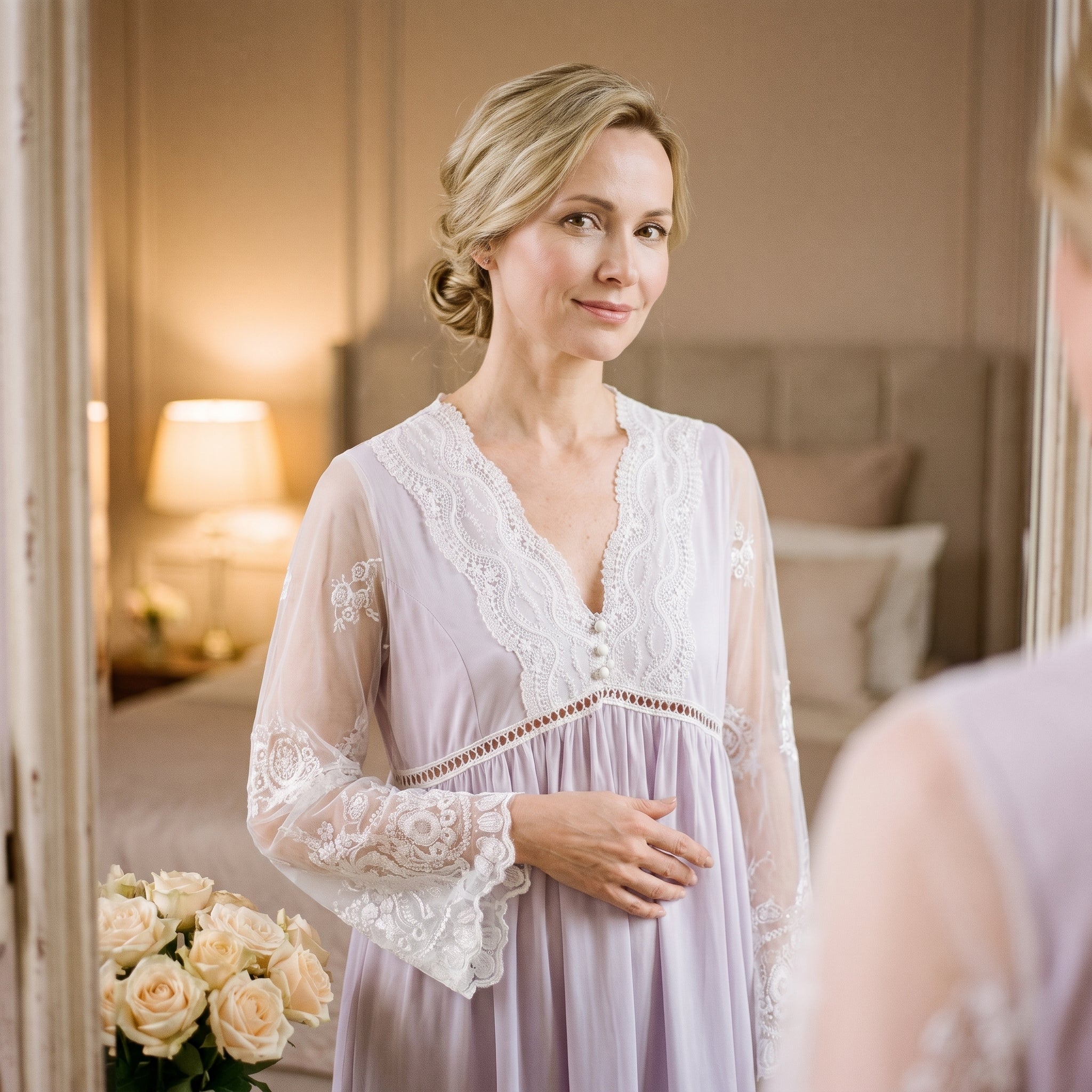 Femme devant un miroir en chemise de nuit lilas, décolleté en dentelle brodée et bande ajourée Image