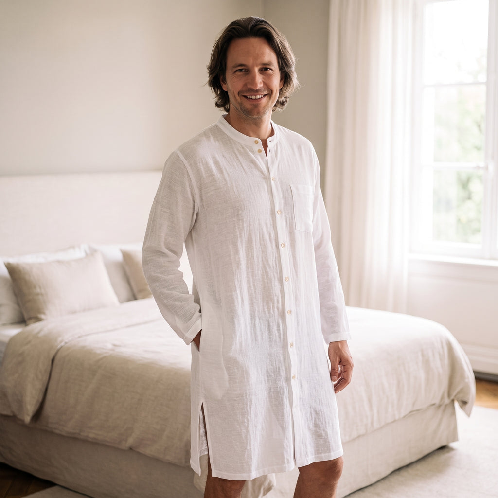 Chemise de nuit homme blanche portée, col rond, manches longues et fentes latérales