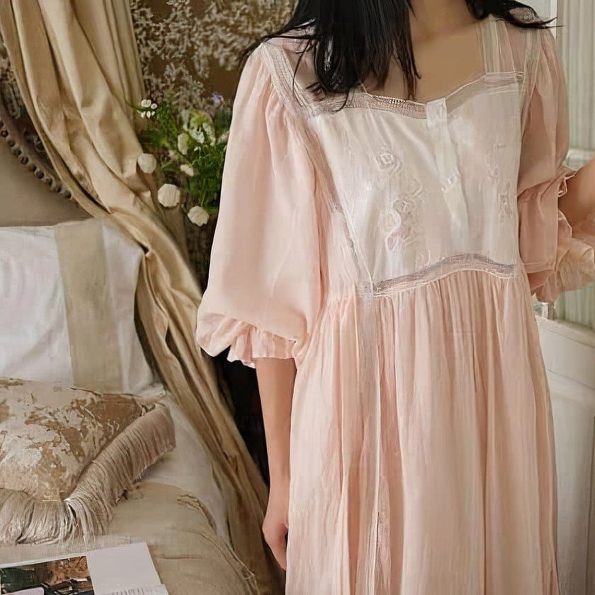 Plastron brodé de la chemise de nuit rose Image