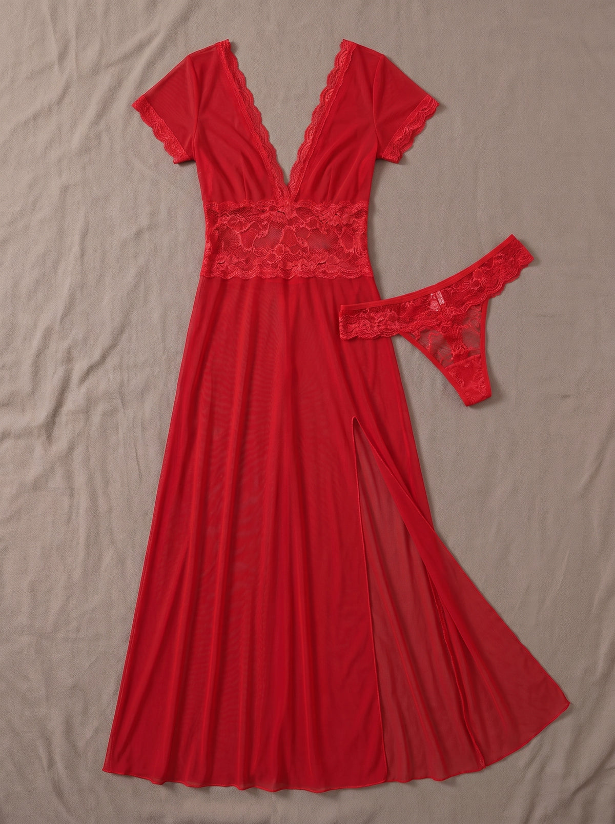 Ensemble nuisette longue rouge transparente et string assorti posés à plat