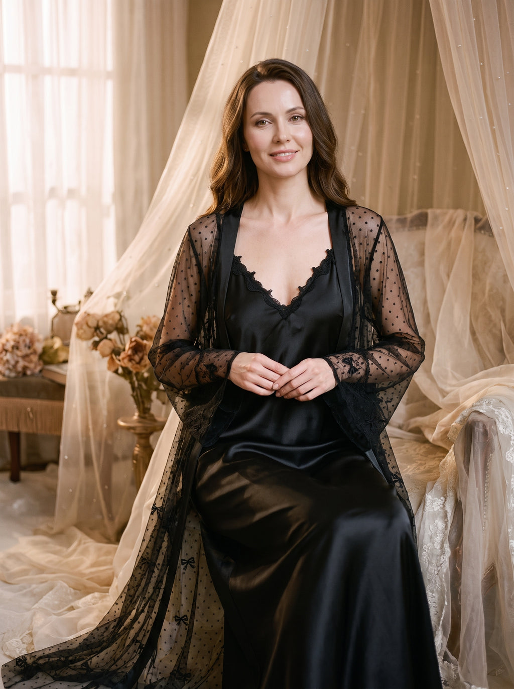 Ensemble nuisette et kimono noir porté, satin et voile à pois