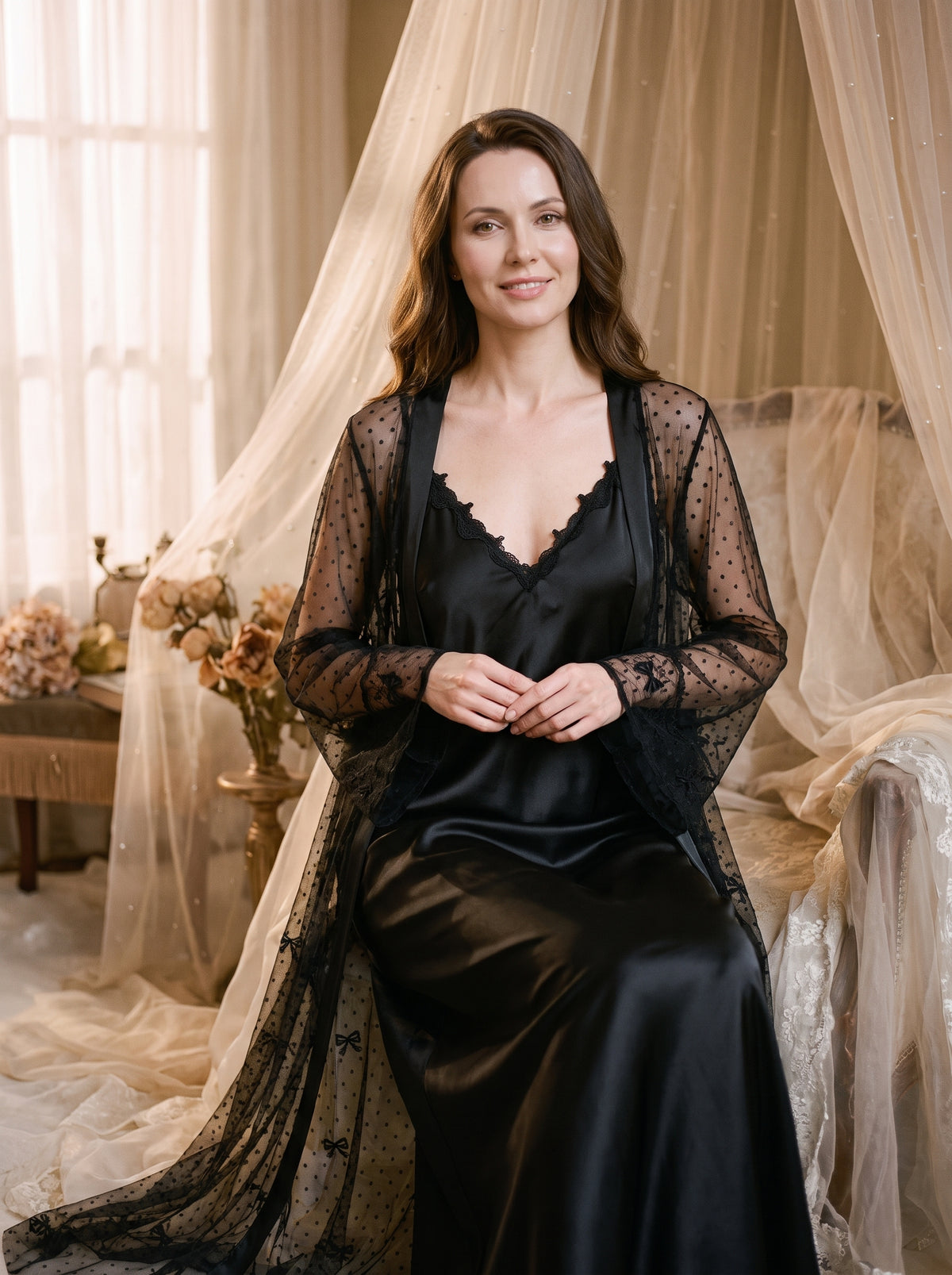 Ensemble nuisette et kimono noir porté, satin et voile à pois