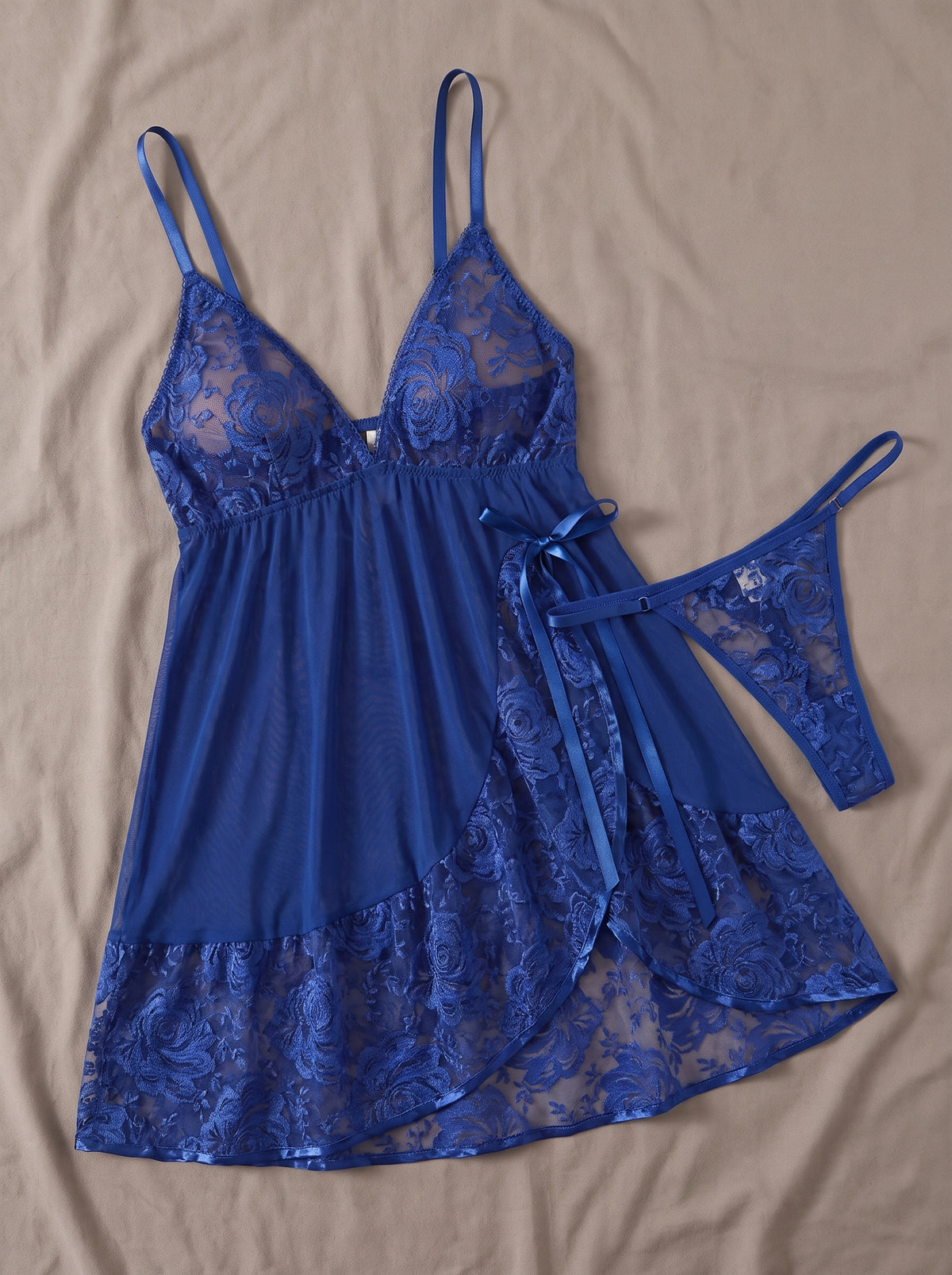 Ensemble nuisette bleu roi transparente et string assorti posés à plat