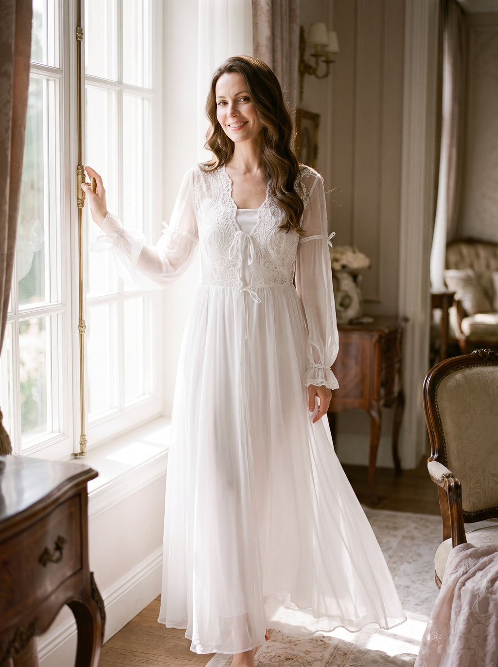 Chemise de nuit longue blanche portée en pied, manches lanternes et jupe vaporeuse