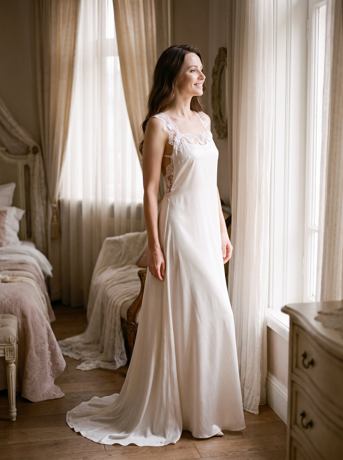 Nuisette longue en satin blanc à décolleté brodé portée seule