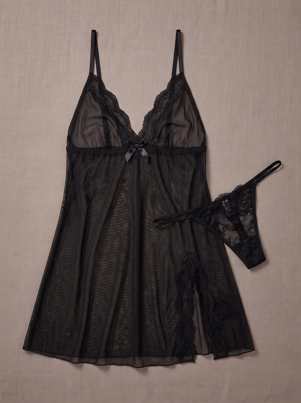 Ensemble nuisette noire transparente et string assorti posés à plat