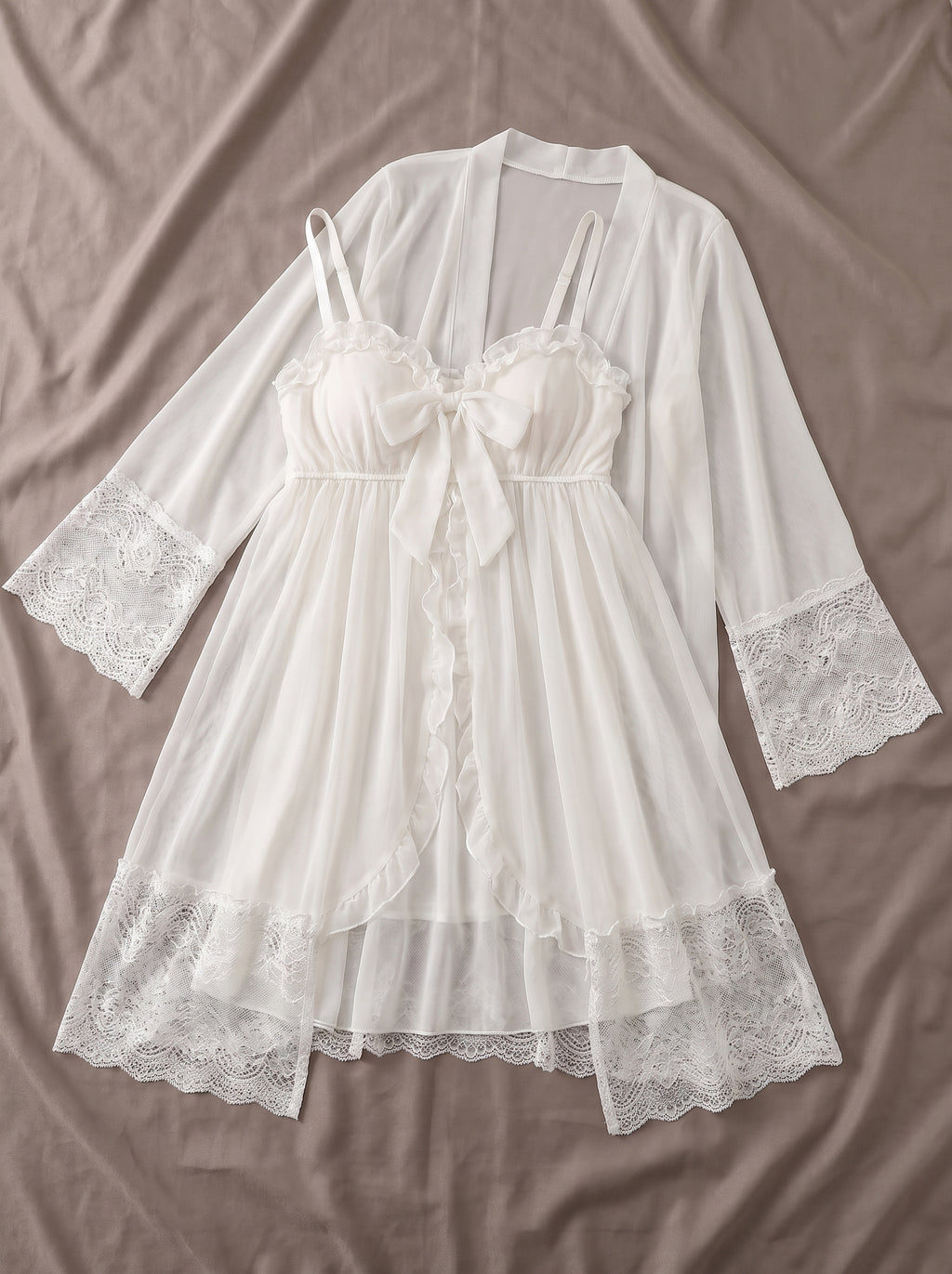 Ensemble nuisette babydoll et sur-robe voile dentelle blanc ivoire posés à plat