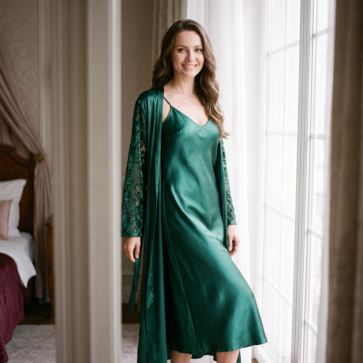Ensemble vert porté : nuisette longue et kimono aux manches en dentelle ajourée