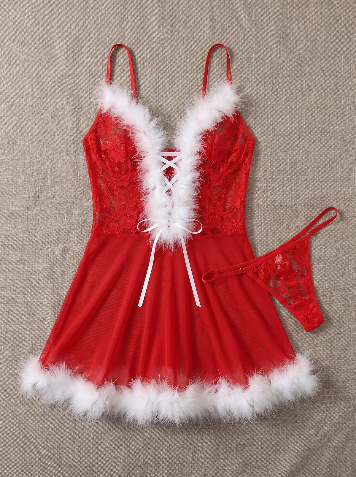 Ensemble nuisette de Noël rouge transparente et string assorti posés à plat