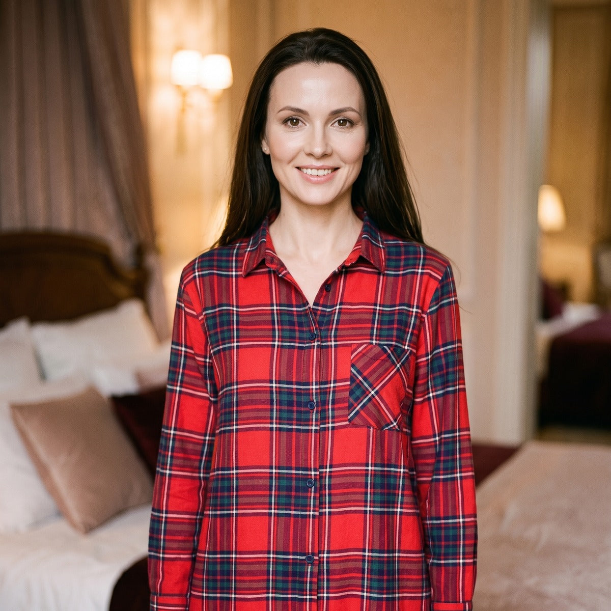 Portrait de la nuisette a carreaux portee, sourire et col chemise
