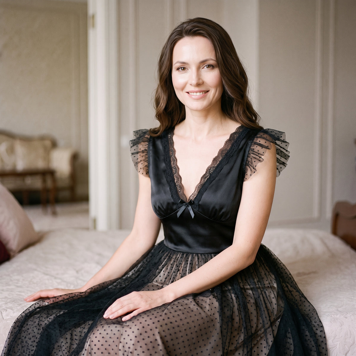 Chemise de nuit vintage en satin portée, décolleté en V à dentelle et volants de tulle