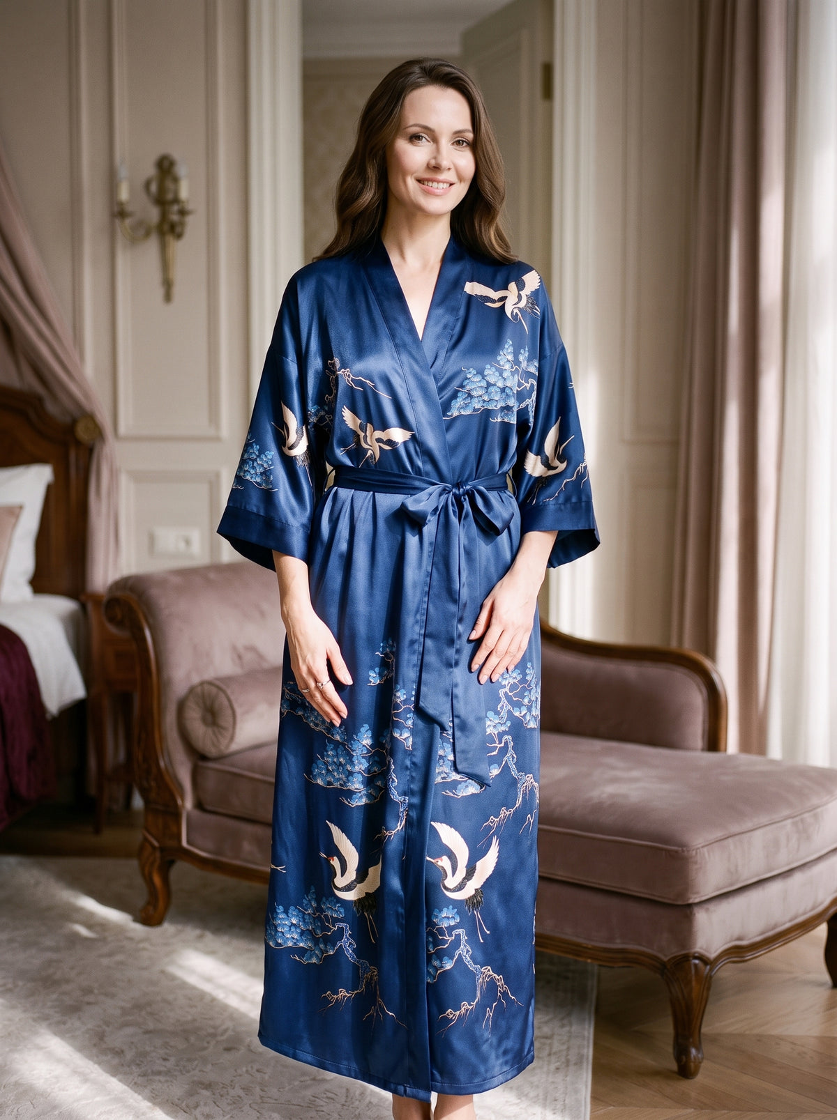 Peignoir kimono bleu marine porté en pied, motif de grues et ceinture