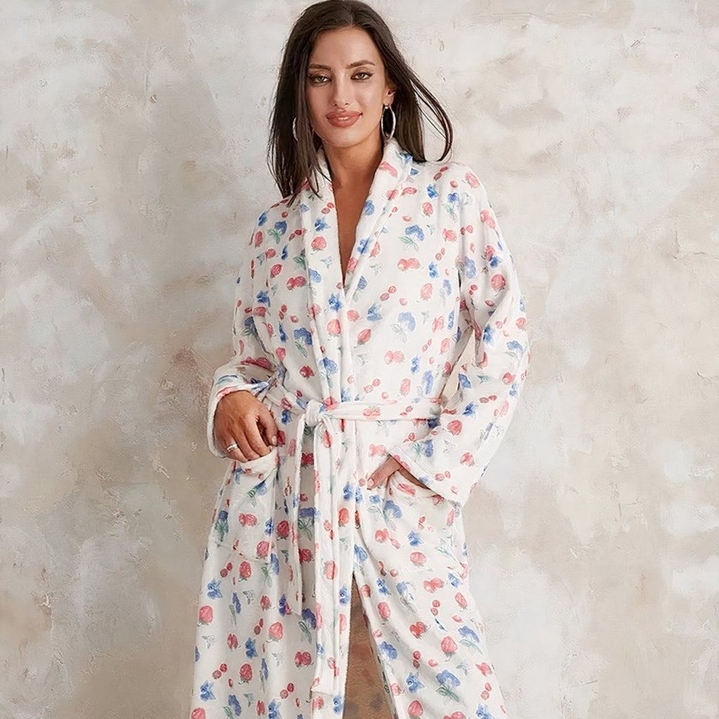 Gros plan du peignoir polaire à motif floral, modèle souriante et col châle croisé