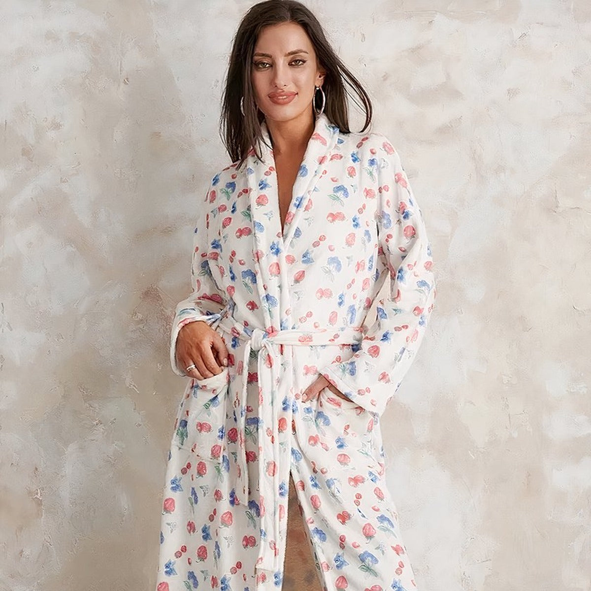 Gros plan du peignoir polaire à motif floral, modèle souriante et col châle croisé